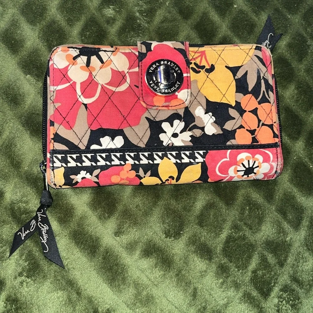 Vera Bradley wallet - Picture 1 of 6